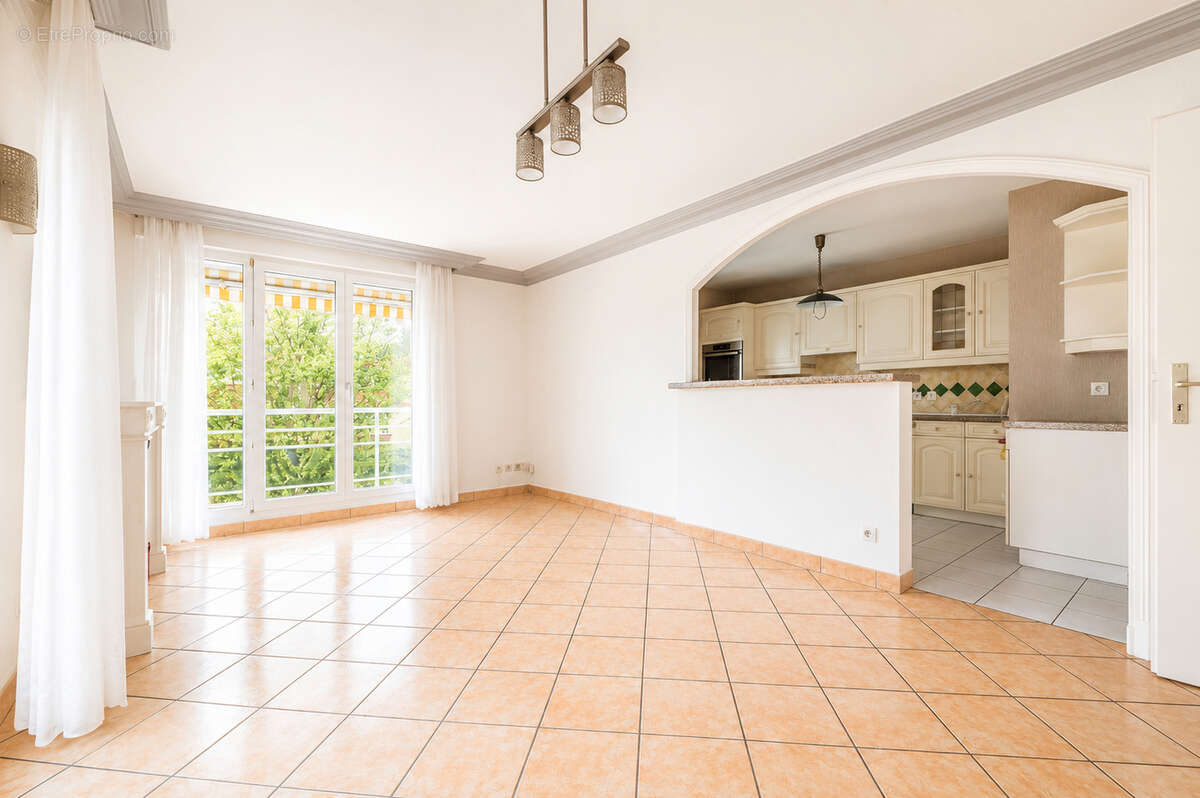 Robertsau : T3 avec balcon de 12 m² , cave et garage fermé disponible - photo 3