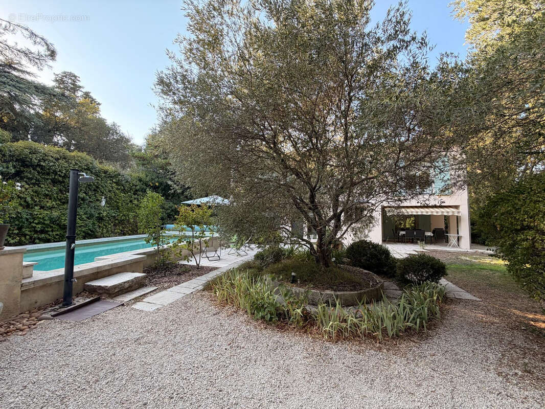 NIMES TOUR MAGNE Splendide maison 7 pièces de 205 m2 avec piscine et garage, sur 1500 m2 de terrain - photo 22