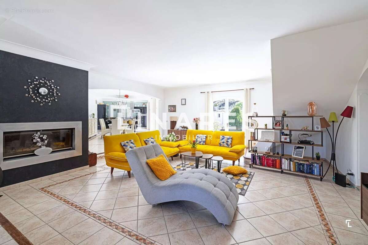 Maison à SIMIANE-COLLONGUE