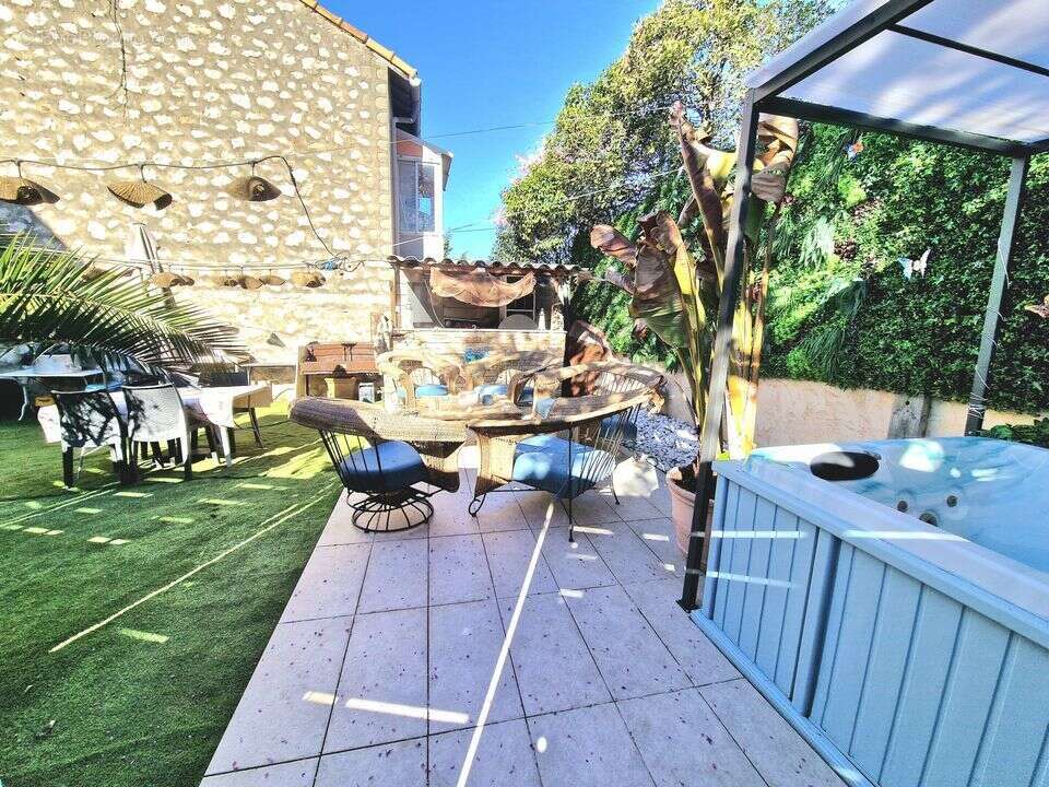 Marseille 12ème - Bas de villa T3 à vendre - 2 chambres - - Maison à MARSEILLE-12E
