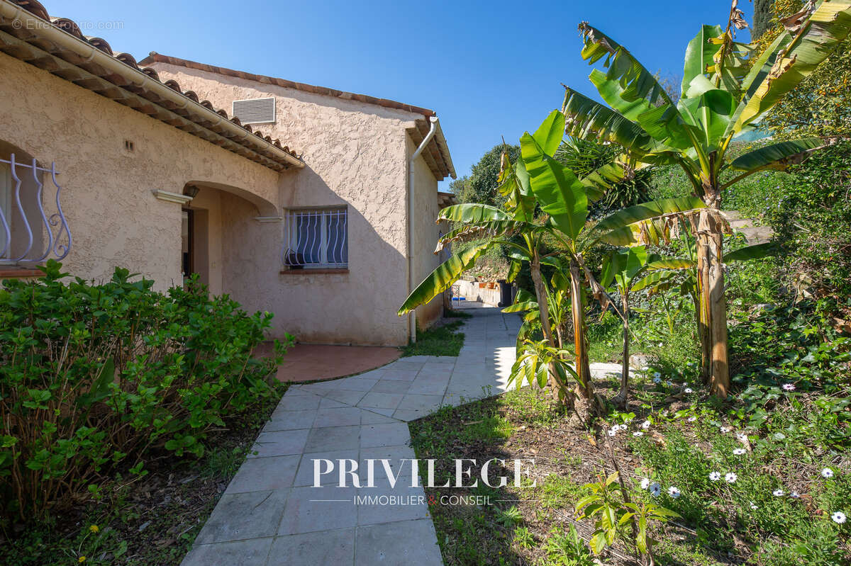 Maison à LA ROQUETTE-SUR-SIAGNE