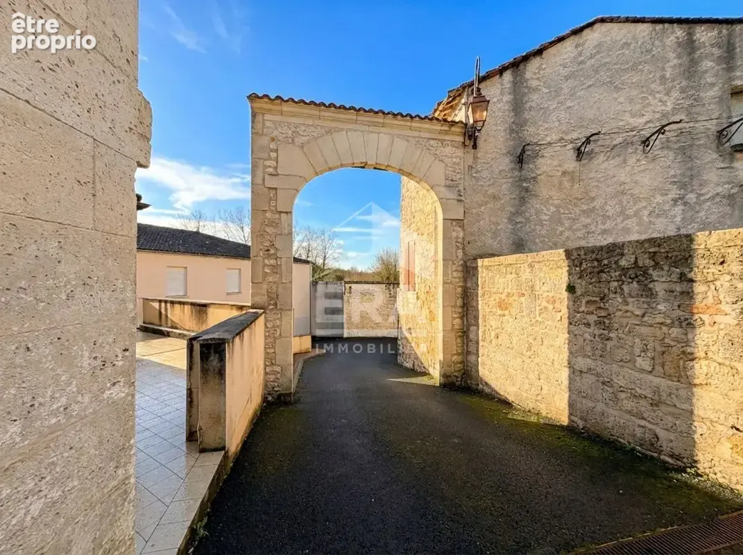 Immeuble 550m² à roullet-saint-estèphe - photo 2