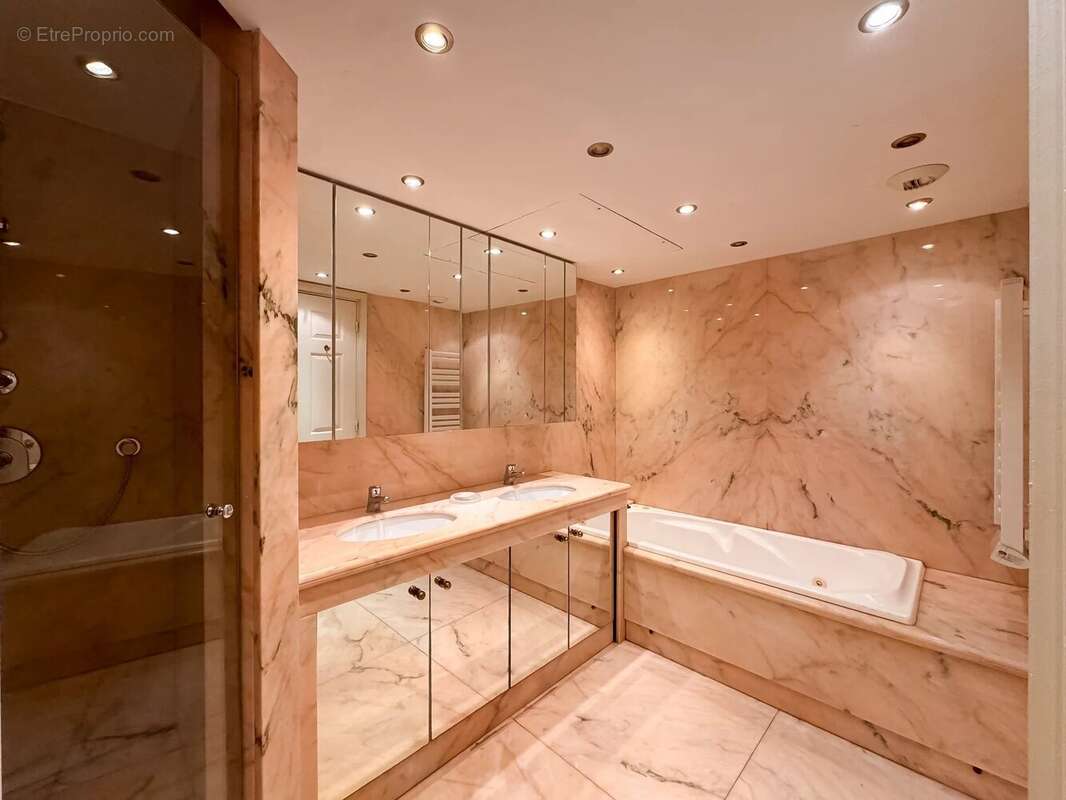 Appartement à SAINT-LAURENT-DU-VAR