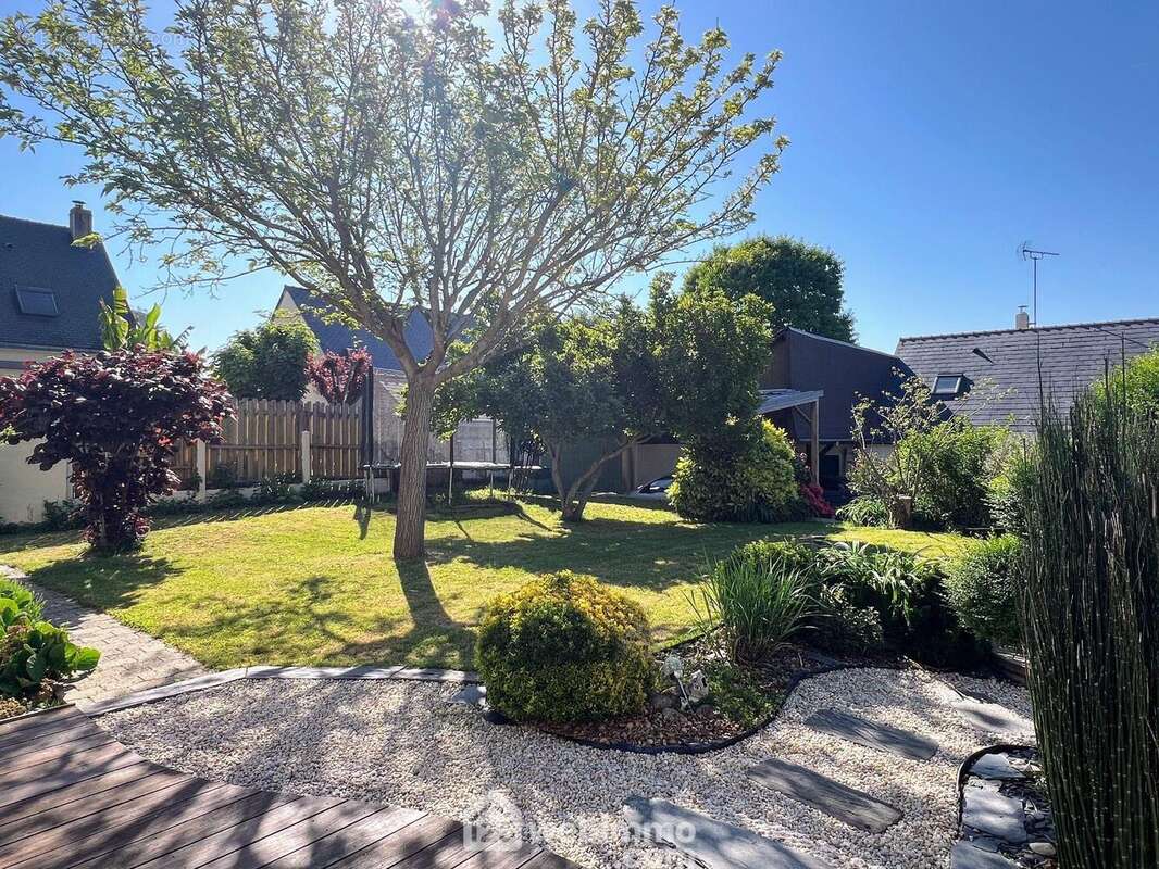 La parcelle est totalement close... - Maison à MONTREUIL-JUIGNE