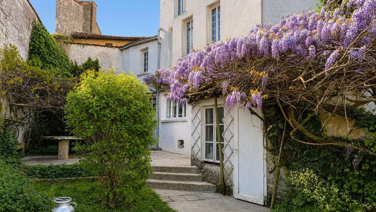 Maison à CHEF-BOUTONNE