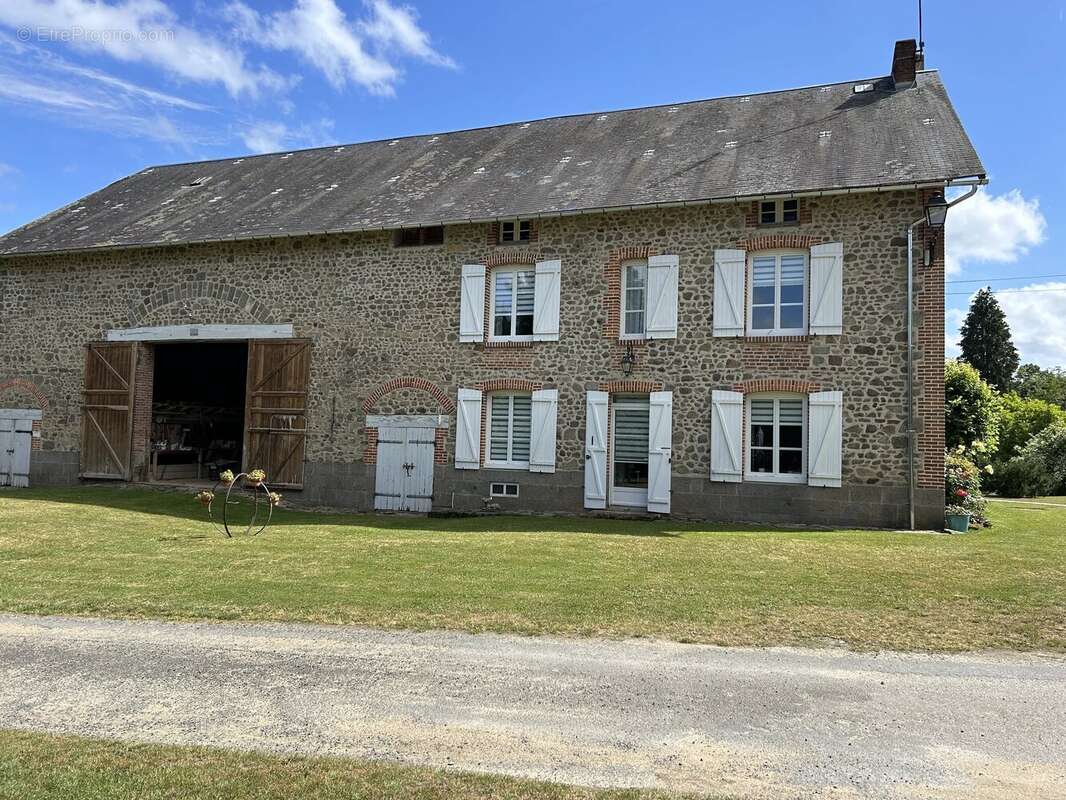 Trois superbes propriétés situées dans leur propre hameau - photo 2