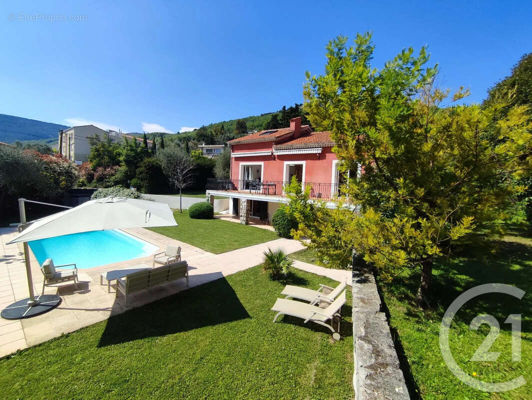 Maison à CHATEAUNEUF-GRASSE
