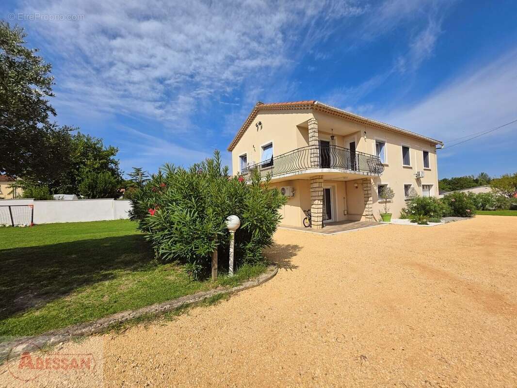 Maison à SAINT-HILAIRE-DE-BRETHMAS