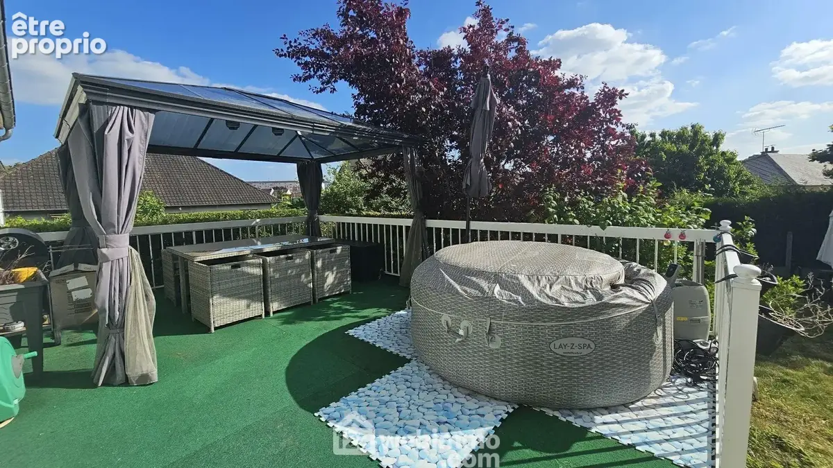 Elle offre un accès direct sur cette terrasse de 30 m².