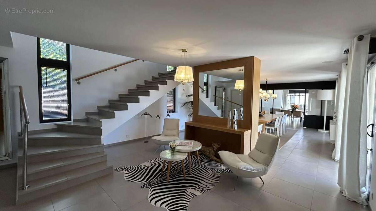 Maison à CHATEAUNEUF-GRASSE