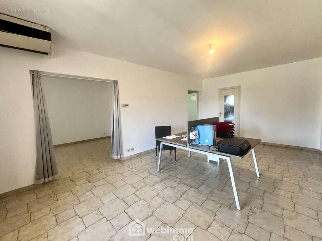 La pièce de vie de 23m2 - Appartement à BASTIA