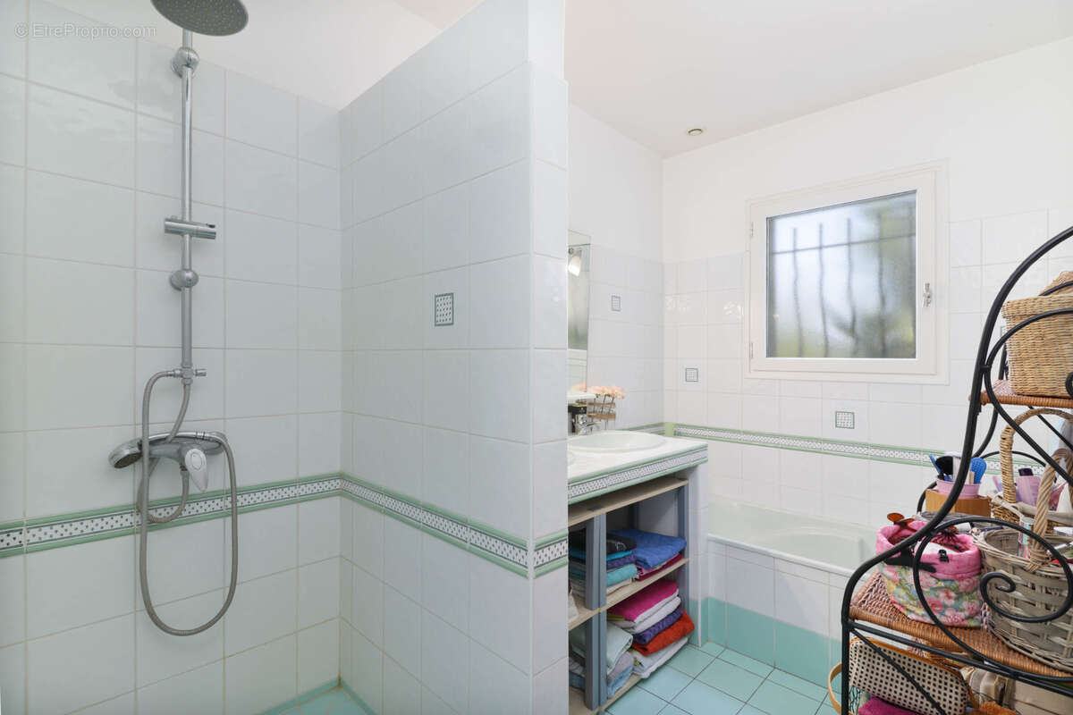 Maison T8 six chambres, piscine, grand garage, 1700m2 de terrain. - photo 11
