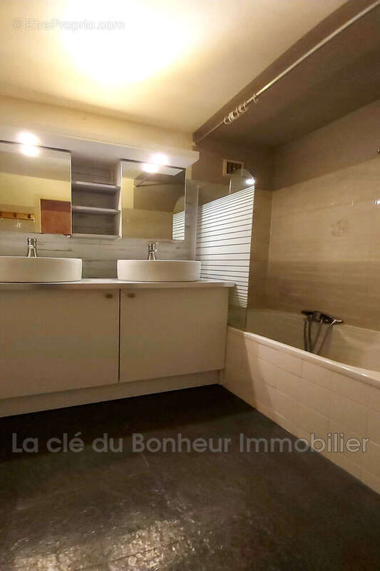 Appartement à SAINT-MARTIN-DE-BROMES