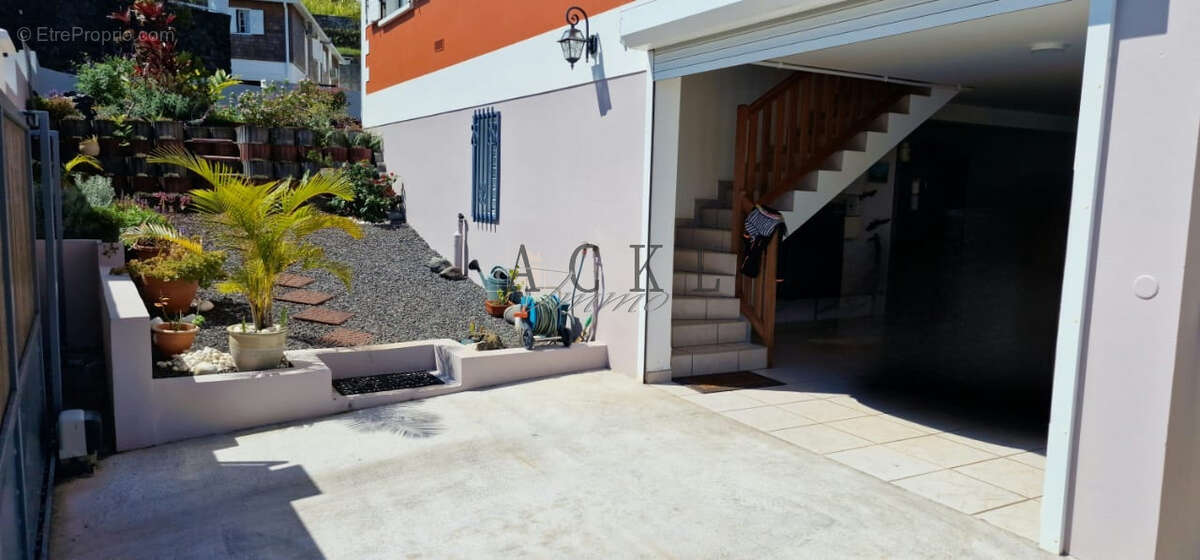 A VENDRE - Villa F4 à étage avec piscine à Petite-Ile - 462000€ FAI - photo 3