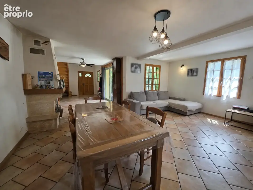 Maison familiale avec piscine couverte, grand terrain clos et belle vue montagne - photo 2