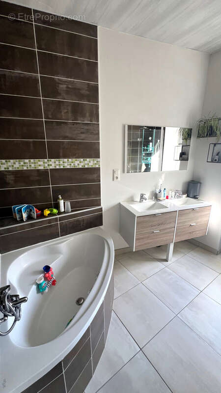 Maison à SAINT-CLEMENT-DE-LA-PLACE