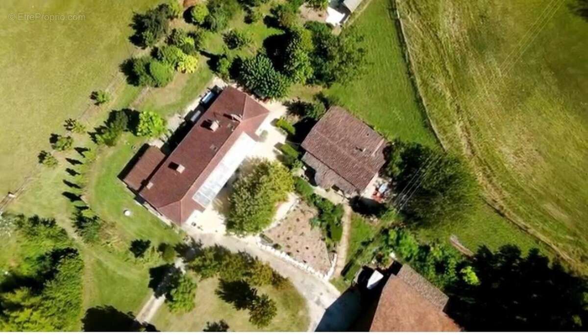 Maison 420 m² à Tremons  - photo 4