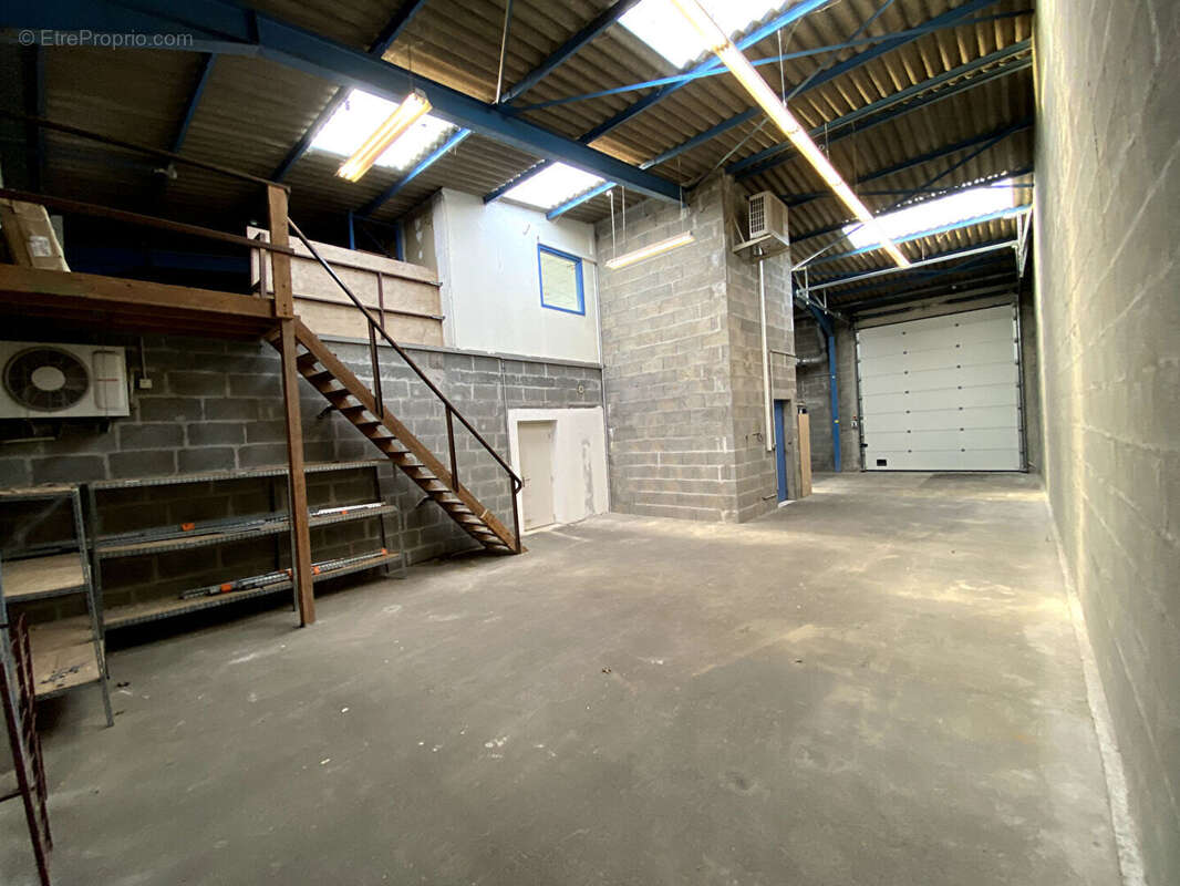 A VENDRE : Très beau Batiment d'activité 855 m2 (RDC 635 + étages 220) situé au NORD de NANTES - photo 14