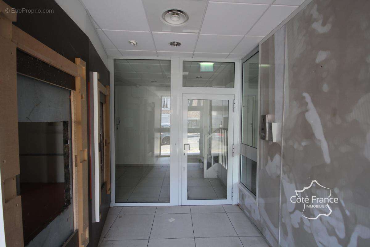 FUMAY Grand local commercial  de 218 m2 - photo 3