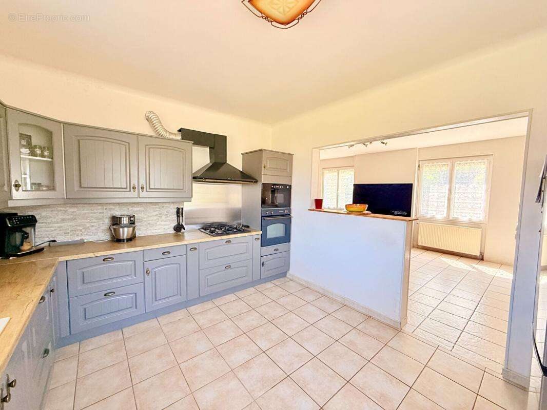À 10 minutes de la gare LAROCHE-MIGENNES, Maison familiale de 220 m², 6 chambres, sur sous-sol total - photo 6