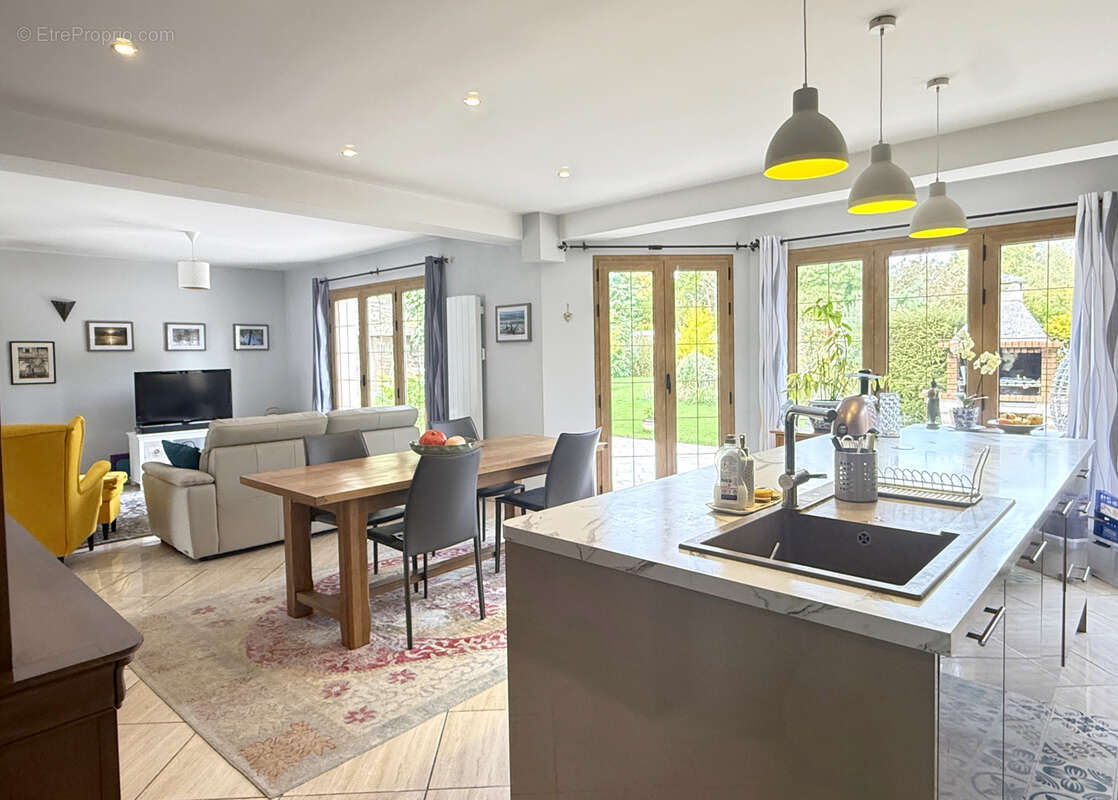 Maison à LA QUEUE-LES-YVELINES