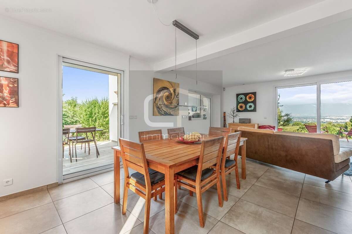 Maison à COLLONGES-SOUS-SALEVE