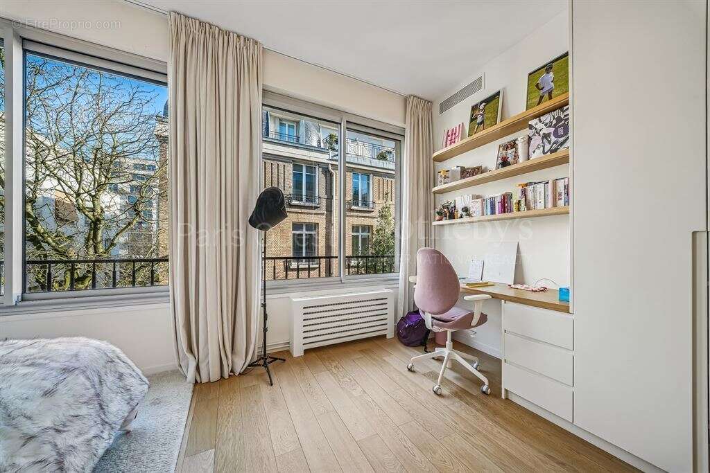 Appartement à PARIS-16E