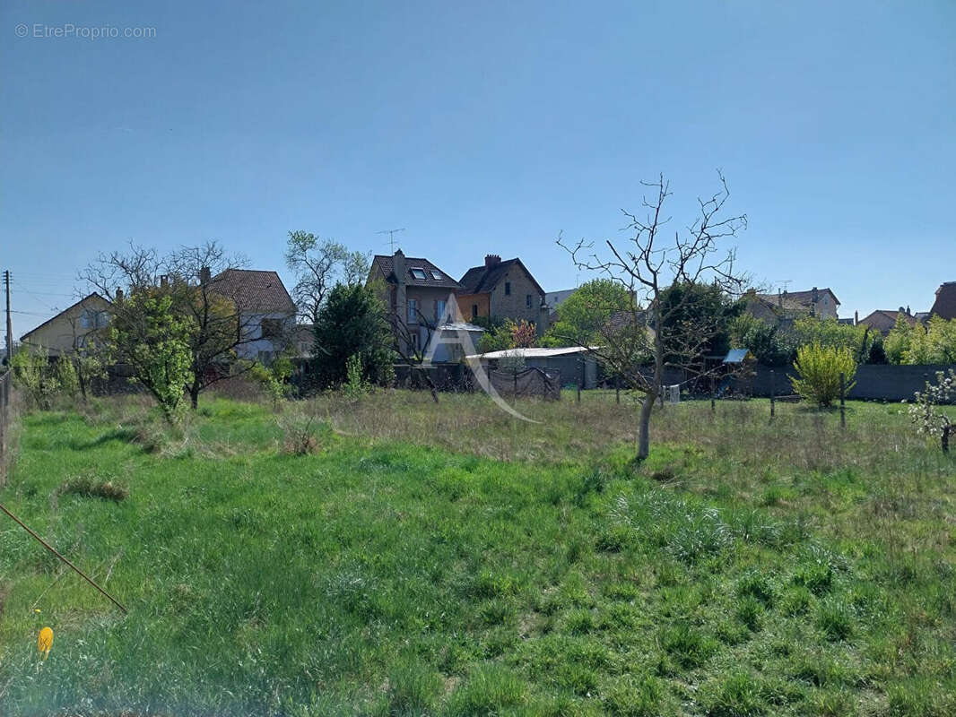 Terrain à LES MUREAUX