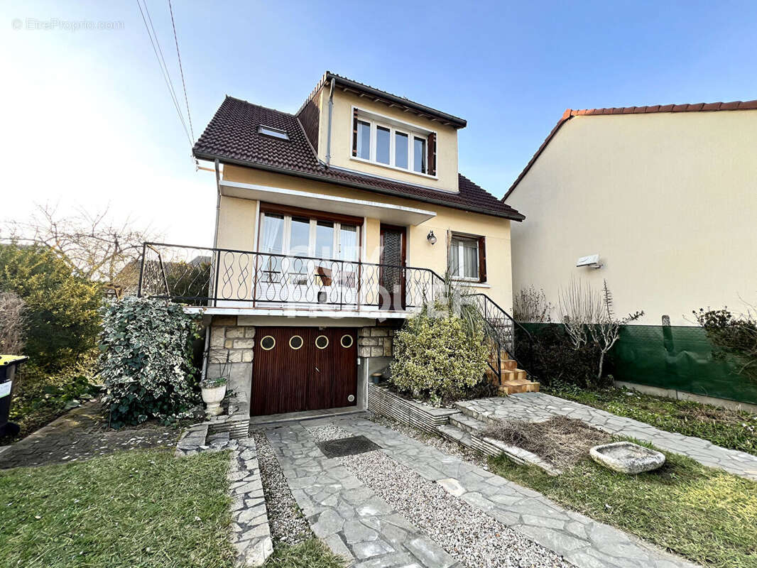 Maison à SAINTE-GENEVIEVE-DES-BOIS