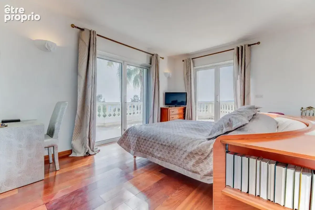 Nice Ouest – Villa d’exception de 303 m² avec vue mer panoramique, piscine à débordement et terrain de 3 000 m² - photo 10
