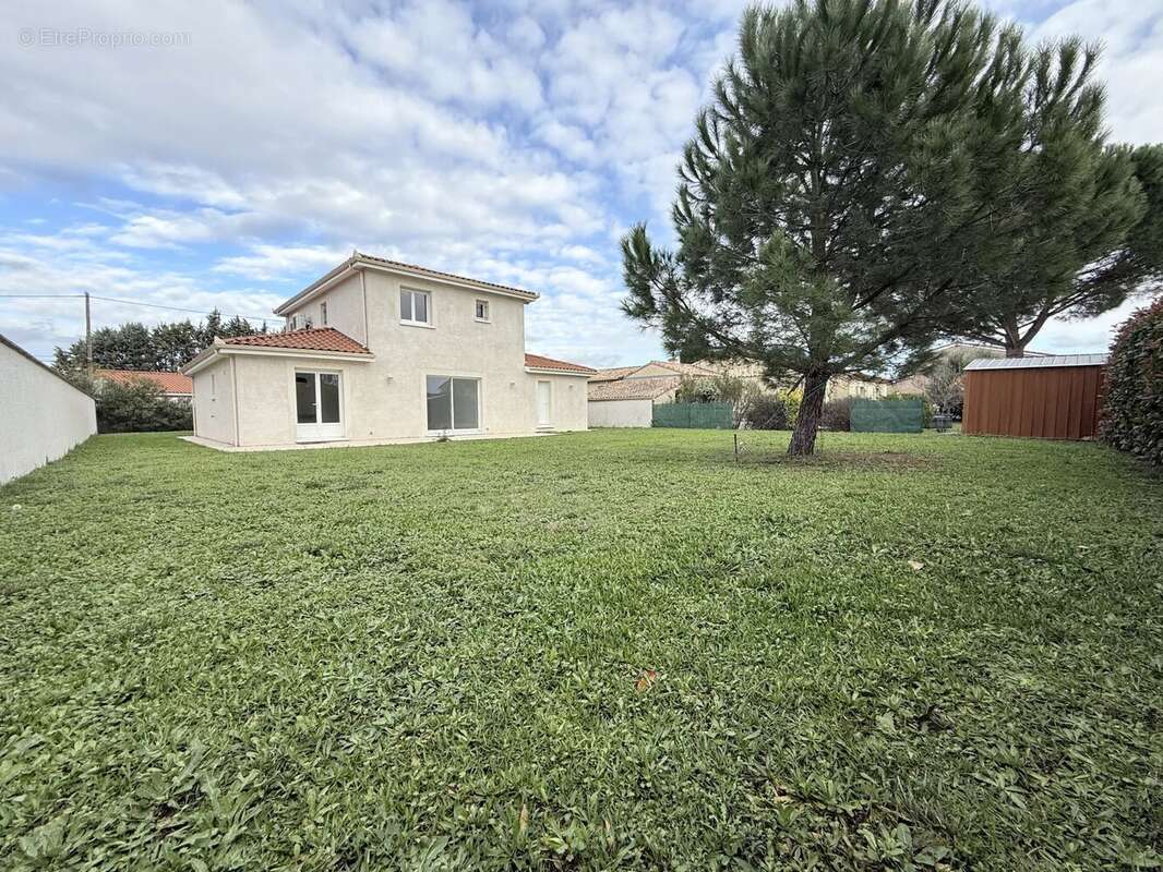 Maison à LA SALVETAT-SAINT-GILLES