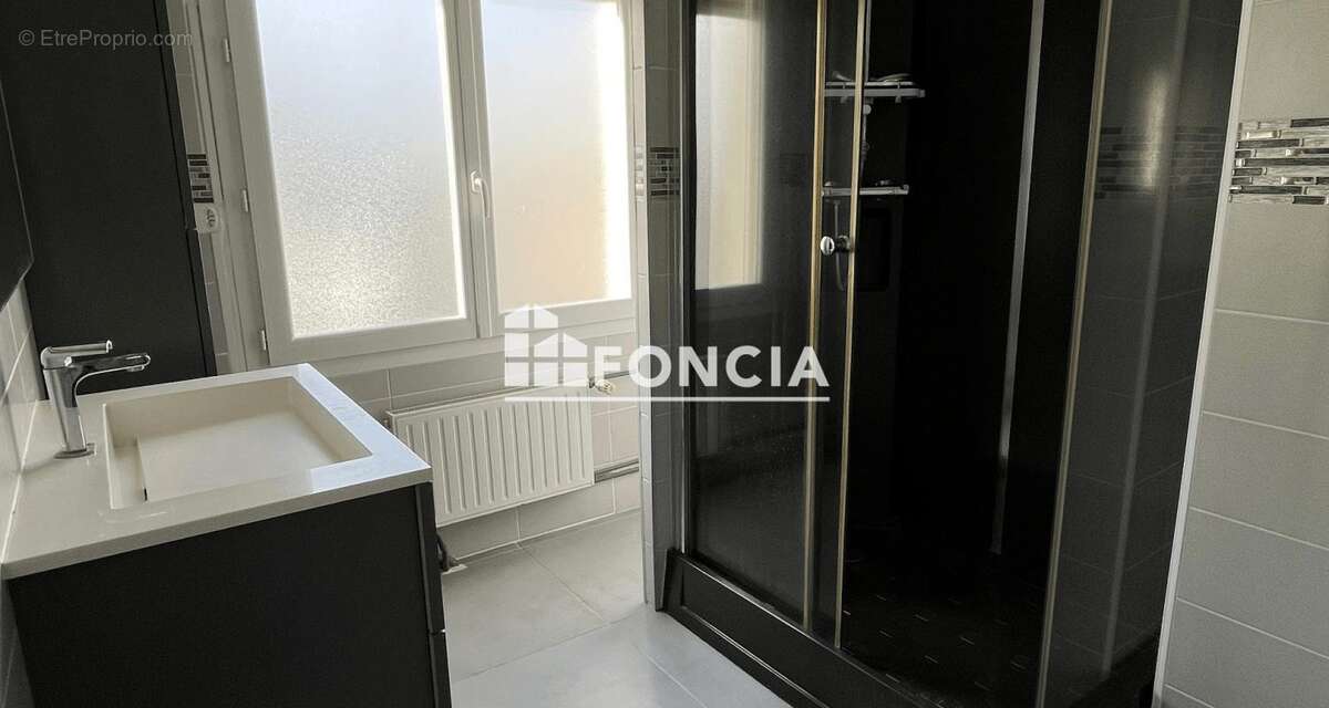 A vendre - Maison 8 pièces - proche commerces et transports - photo 8