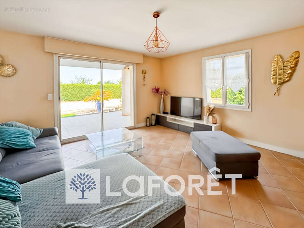 À vendre, maison contemporaine 4 pièce(s) 157 m2 avec un double-garage et piscine située entre GEMOZAC (17260) et SAINTES (17100 - photo 4