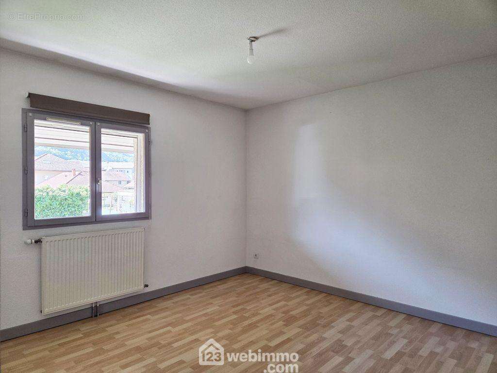 A l'étage, on retrouve l'espace nuit. - Maison à ALBERTVILLE