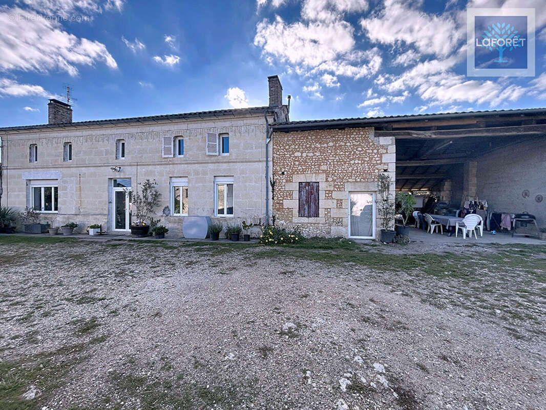 Maison à BUSSAC-FORET