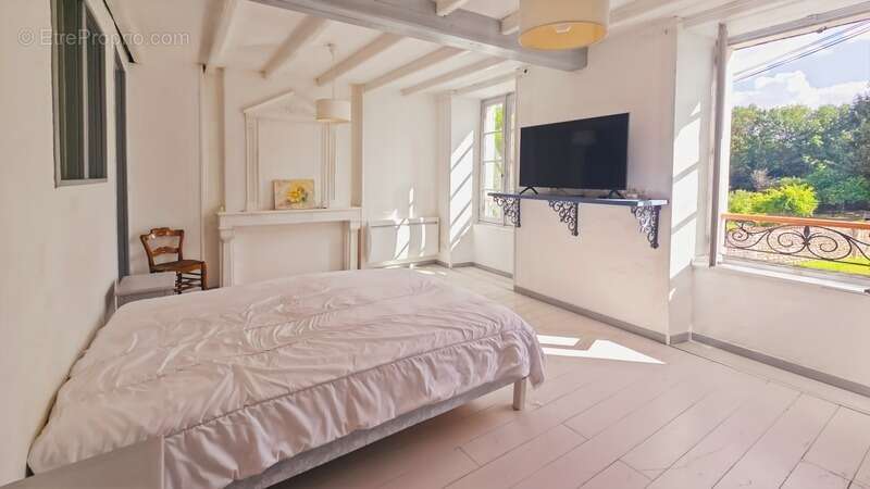 Maison de caractère à vendre 4 pièces VARAIZE (17) AVEC DEPENDANCES, GRANGES - photo 13