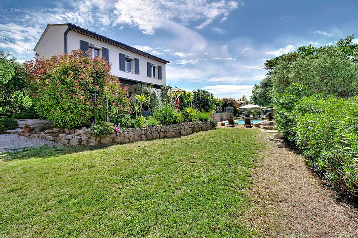 A VENDRE A DRAGUIGNAN Maison récente 238 m² - 6 chambres, piscine et garage - 1807 m² de terrain - photo 2