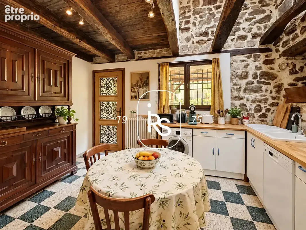 Maison de hameau divisée en deux logements de 102 m2 habitables et de 50,7 m2 avec un terrain de 571 m2 - photo 6