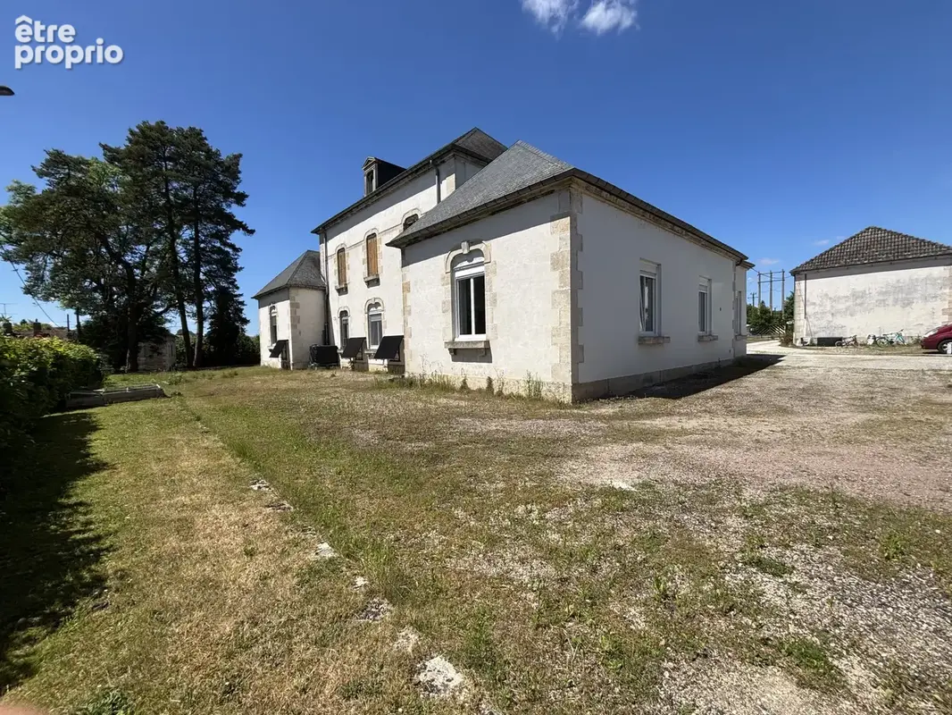 Côte d'Or : Bâtisse bourguignonne de 450m2 dont 260 m2 rénové (plain pied) , annexes, garages sur  4000m2 - photo 3