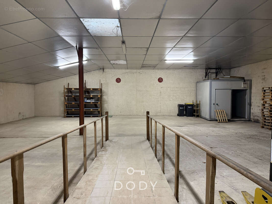Local commercial d'env 500 m2 - photo 4