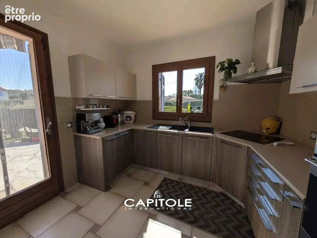 La Gaude - Charmante villa 5 pièces de 154 m² édifiée sur un terrain d'env. 2 133 m² avec piscine, vue sur les collines environn - photo 15