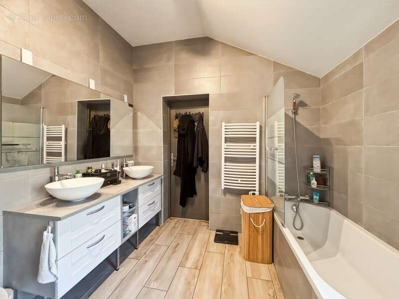 Maison à SAINT-GENIS-POUILLY