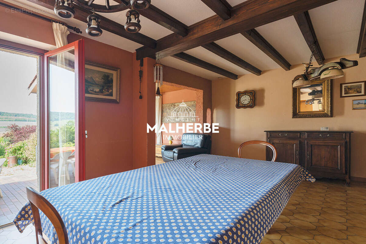 Maison à LAY-SAINT-CHRISTOPHE