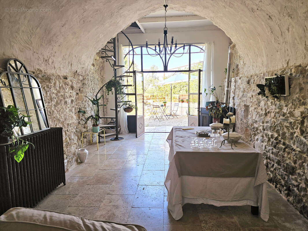 Maison à LA ROQUE-D'ANTHERON