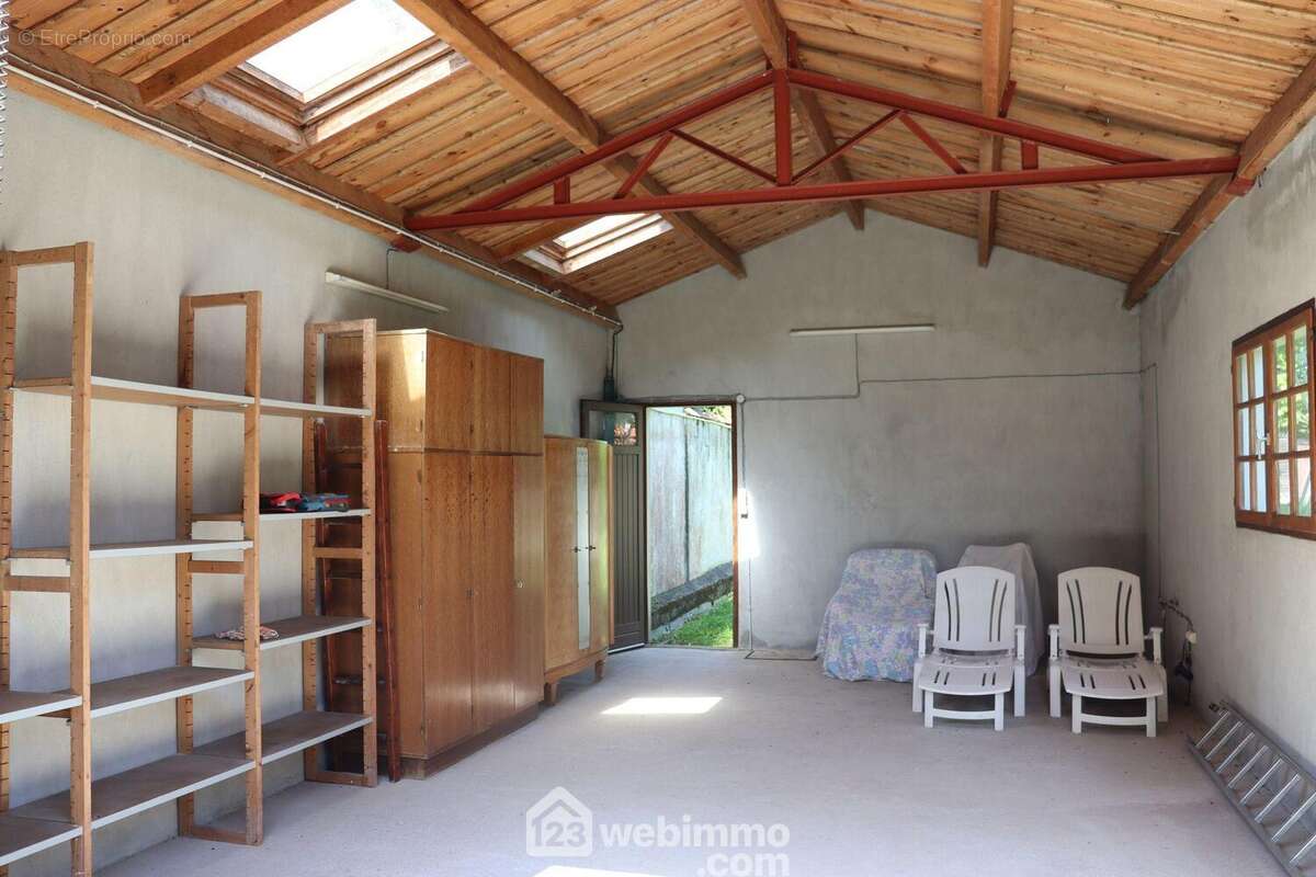 Garage avec porte automatique. - Terrain à SAINT-HILAIRE-LA-FORET