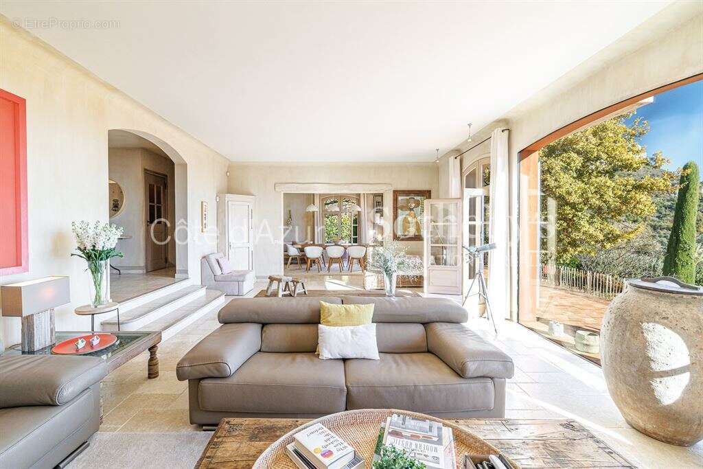 Vence bastide néo provençale avec vue mer, piscine chauffée et jardin paysager de 4 300 m² - photo 8