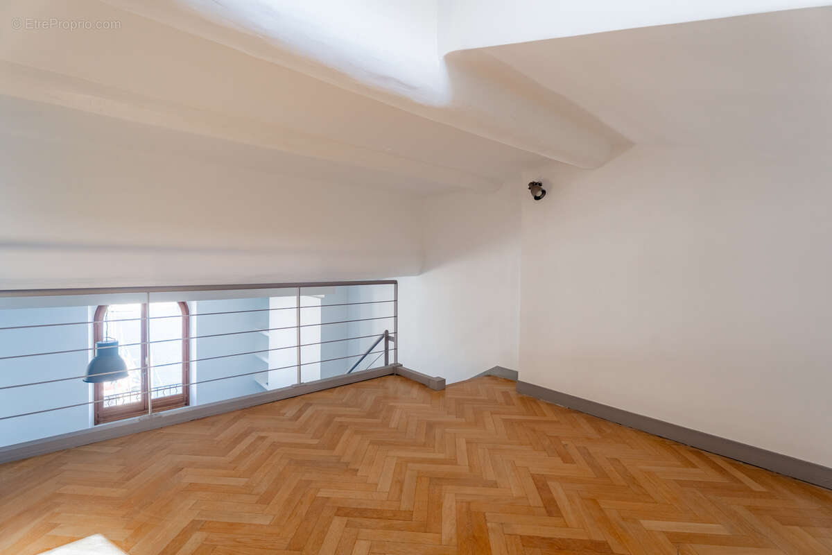 Appartement à MARSEILLE-1E