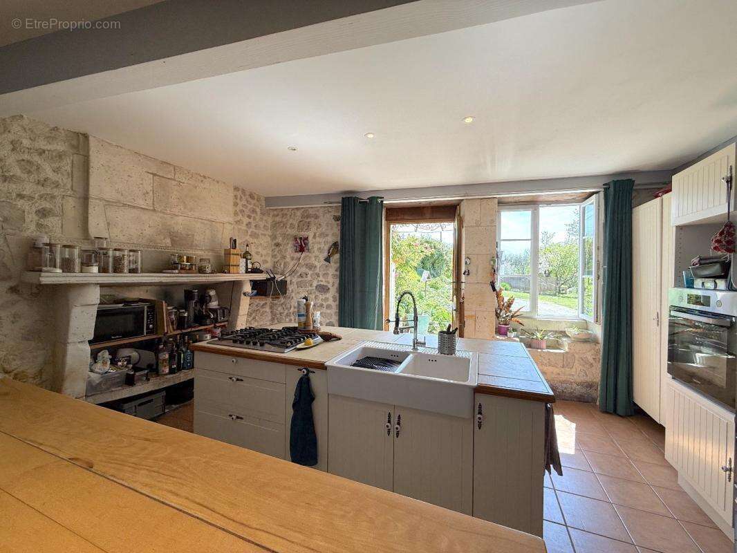 Maison à NANTEUIL-AURIAC-DE-BOURZAC