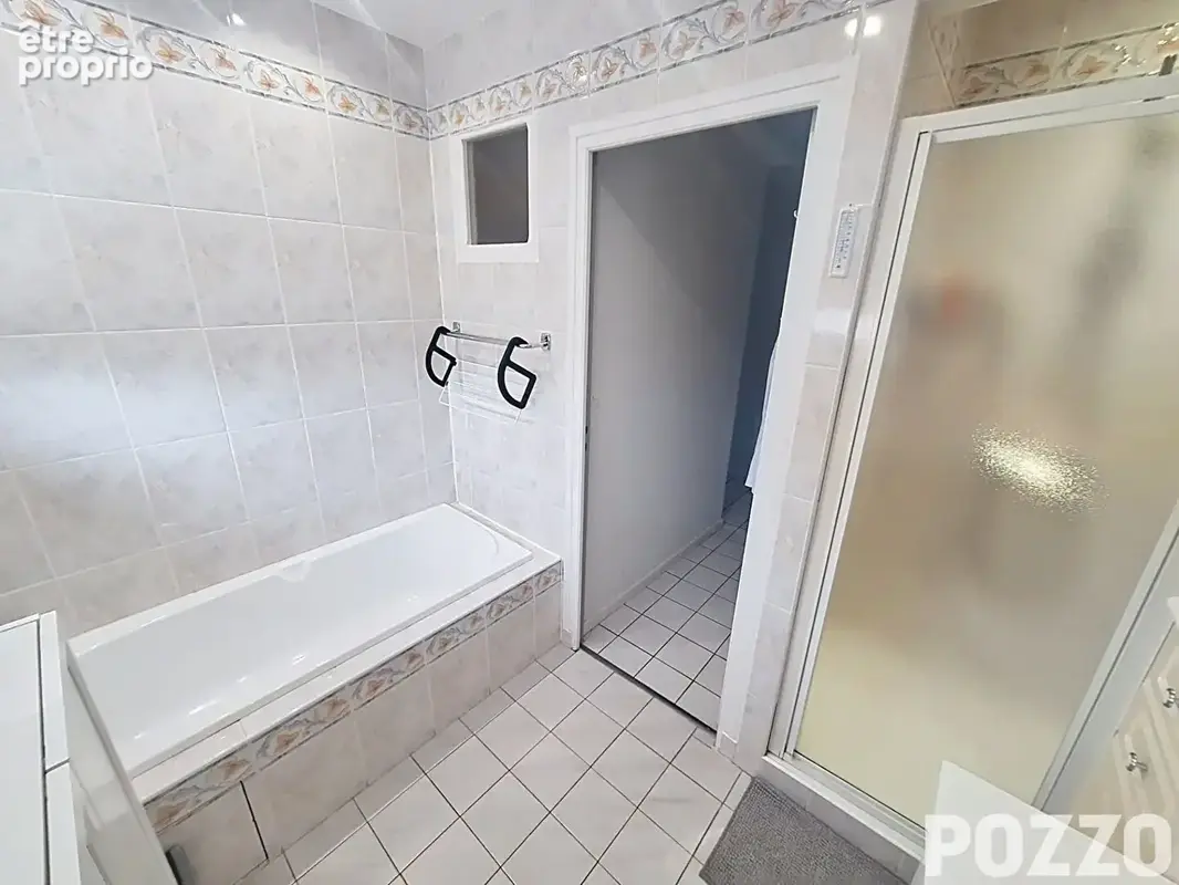 Jolie maison de plain-pied surélevée offrant un cadre de vie pratique et chaleureux. - photo 9