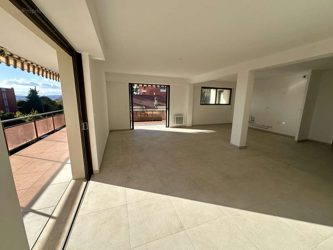 Appartement à SAINT-LAURENT-DU-VAR